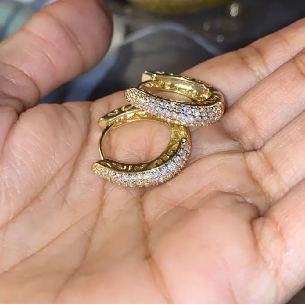 - 💋10k Gold Diamond Pave small Hoop Earrings
